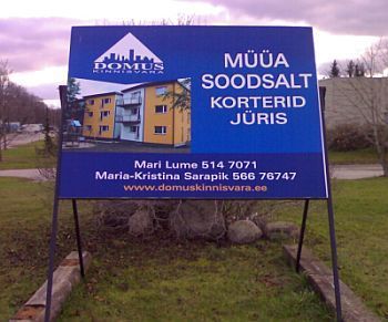 metallkonstruktsiooniga kinnisvara plakat kinnisvara plakat